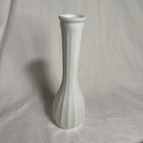 1940's Vintage Carr-Lowrey Glass Co. Milk Glass Ribbed Vase 8 5/8" - Picture 1 of 5